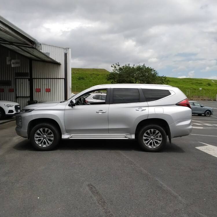 MITSUBISHI MONTERO