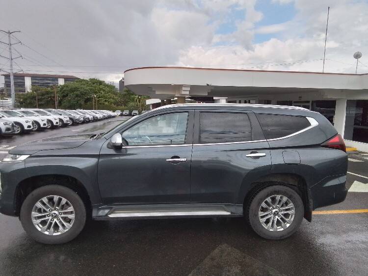 MITSUBISHI MONTERO