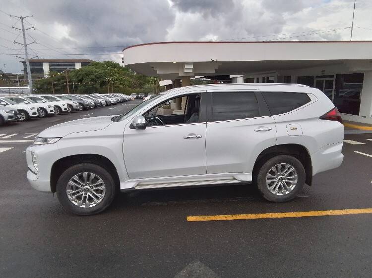 MITSUBISHI MONTERO