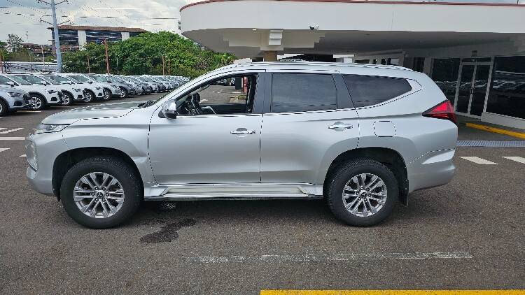 MITSUBISHI MONTERO