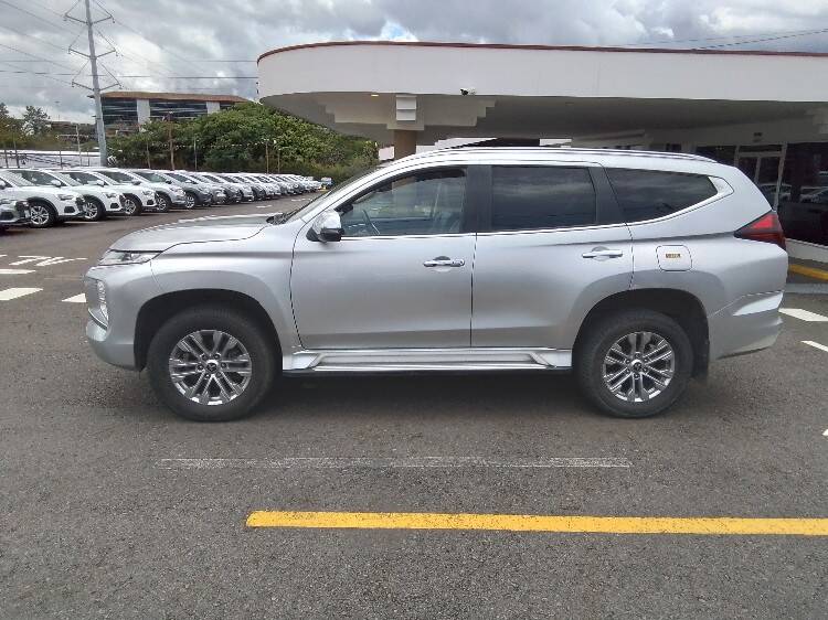 MITSUBISHI MONTERO