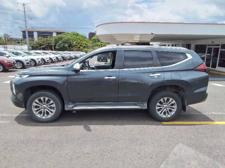 MITSUBISHI MONTERO