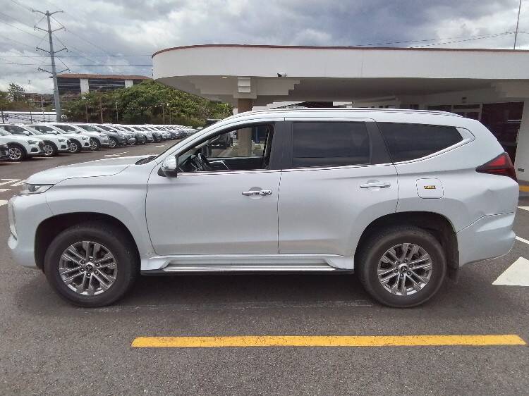 MITSUBISHI MONTERO