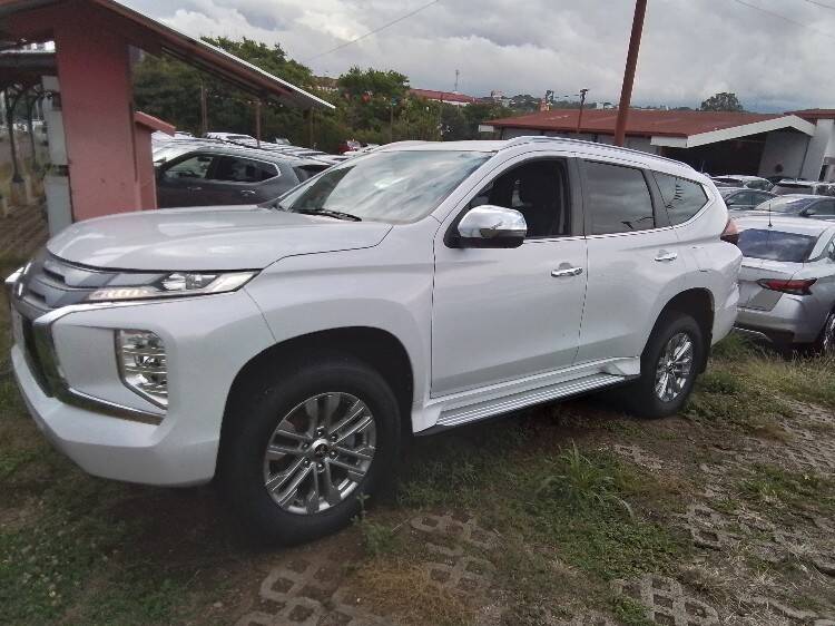 MITSUBISHI MONTERO