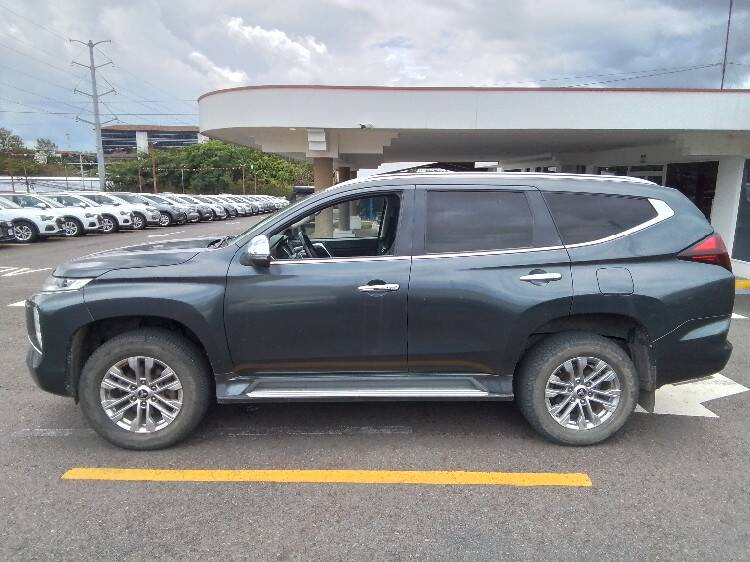MITSUBISHI MONTERO